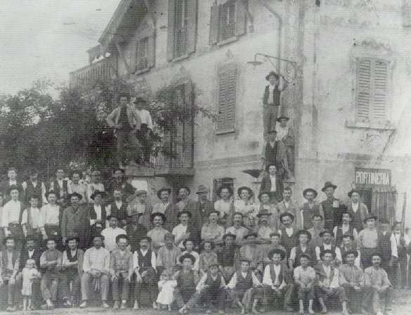 Foto ricordo davanti a Villa Castelli (anni '20) - Foto: Mozzate Vol. II L'occhio della memoria